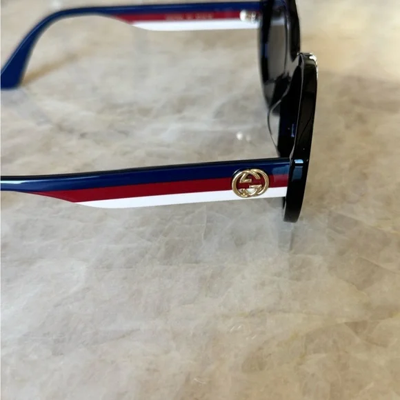 Gucci Black Oval Sunglasses with Sleek Design